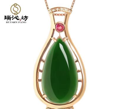 精致典雅 菠菜綠和田玉大碧玉吊墜，18K金鑲鉆，展現東方女性魅力